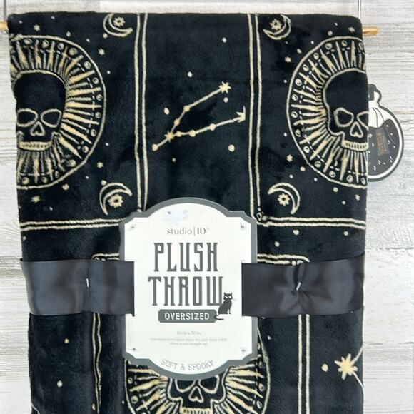 New Studio ID Oversized Plush Throw Blanket Celestial Skull Spooky Print 60”X70” - Picture 2 of 5